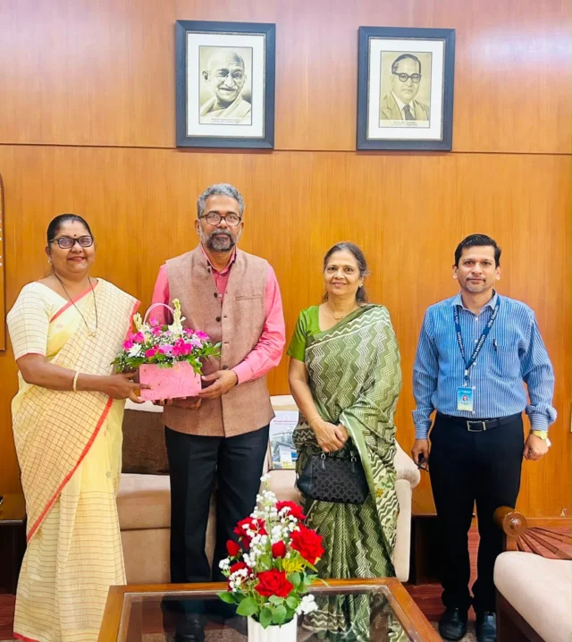 Our esteemed Principal and management paid a courtesy visit this morning to Goa University to congratulate the newly appointed Vice Chancellor, Professor Rajendra Gad. Also present Professor Dhuri, Registrar Goa University and Ma’am Lalita Joshi, Vice Chairperson, MES. #congratulations🎉 #vicechancellor #goauniversity #mesvasantjoshicollege #southgoa